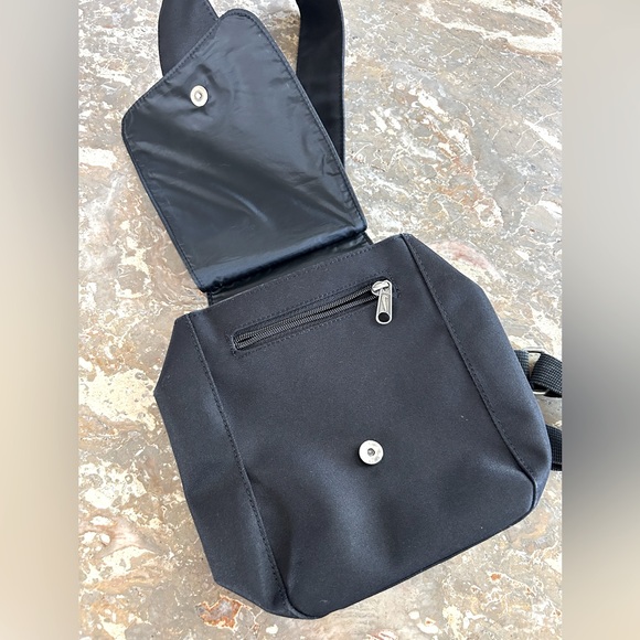 Nike | Unisex black crossbody bag, front snap flap, adjustable strap, pocket, OS - Picture 5 of 13